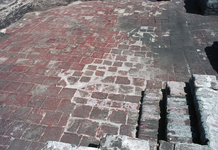 830324 Afbeelding van een blootgelegde vloer bij de opgravingen van het vroegere Kasteel Vredenburg op het Vredenburg ...